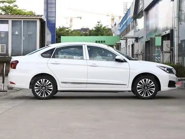 东风E70实拍图